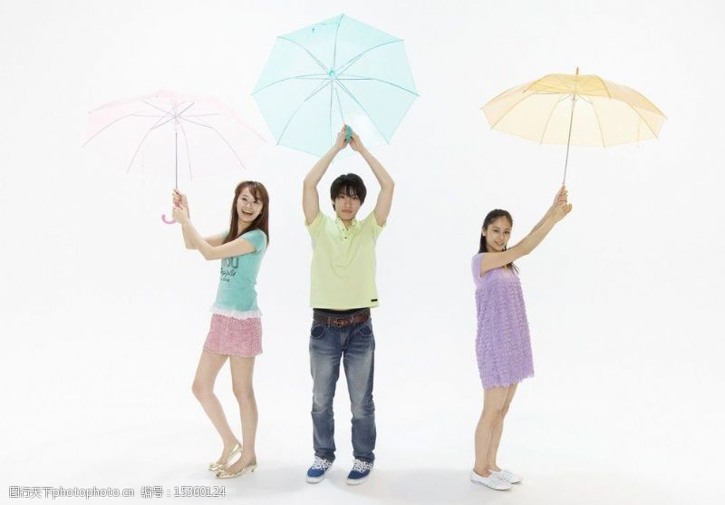 快乐的生活几个打着雨伞的大学生图片