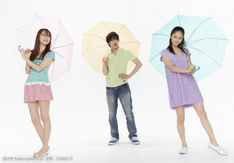 快乐的生活几个打着雨伞的大学生图片