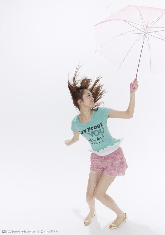 大气女人打着雨伞的快乐女大学生图片