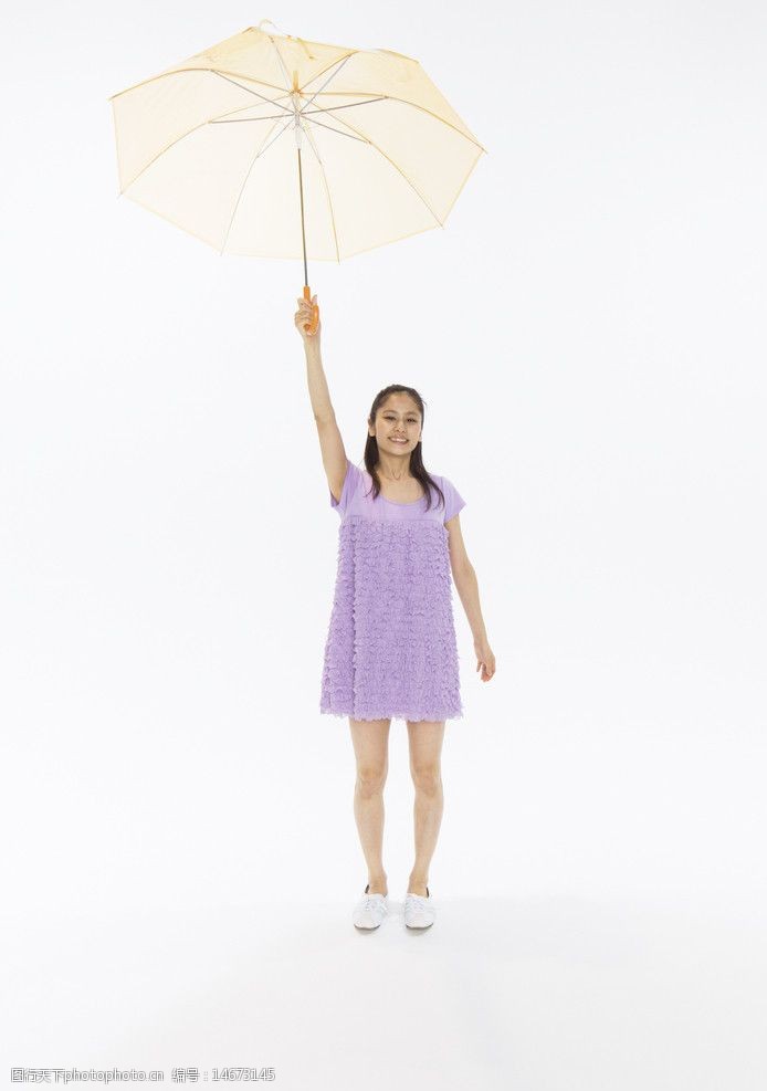 大气女人打着雨伞的快乐女大学生图片