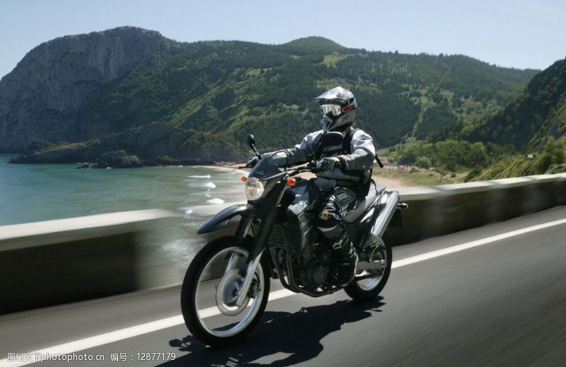 雅马哈路上奔驰的摩托车图片