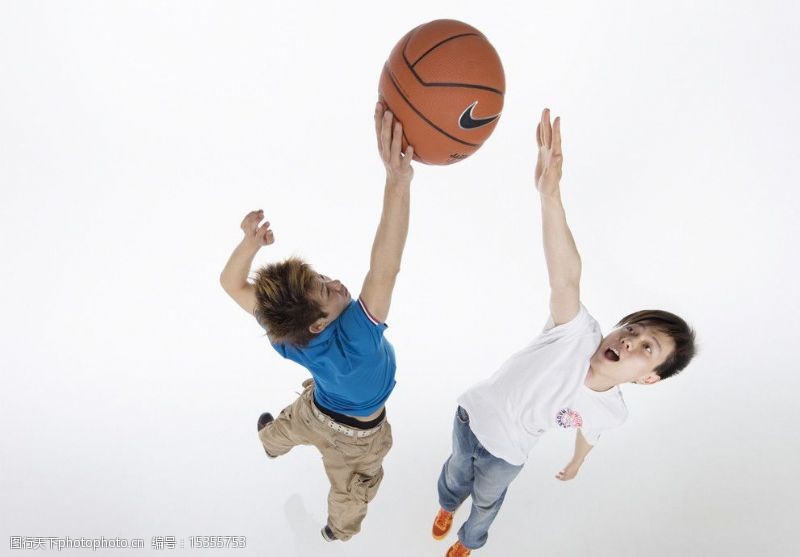 快乐的生活打篮球的大学生图片