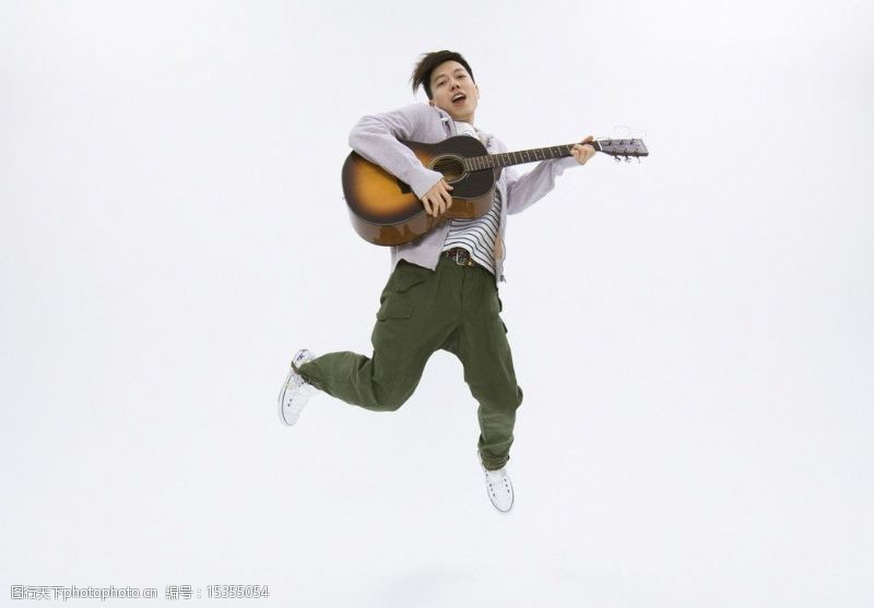 快乐的生活弹吉他跳跃的大学生图片
