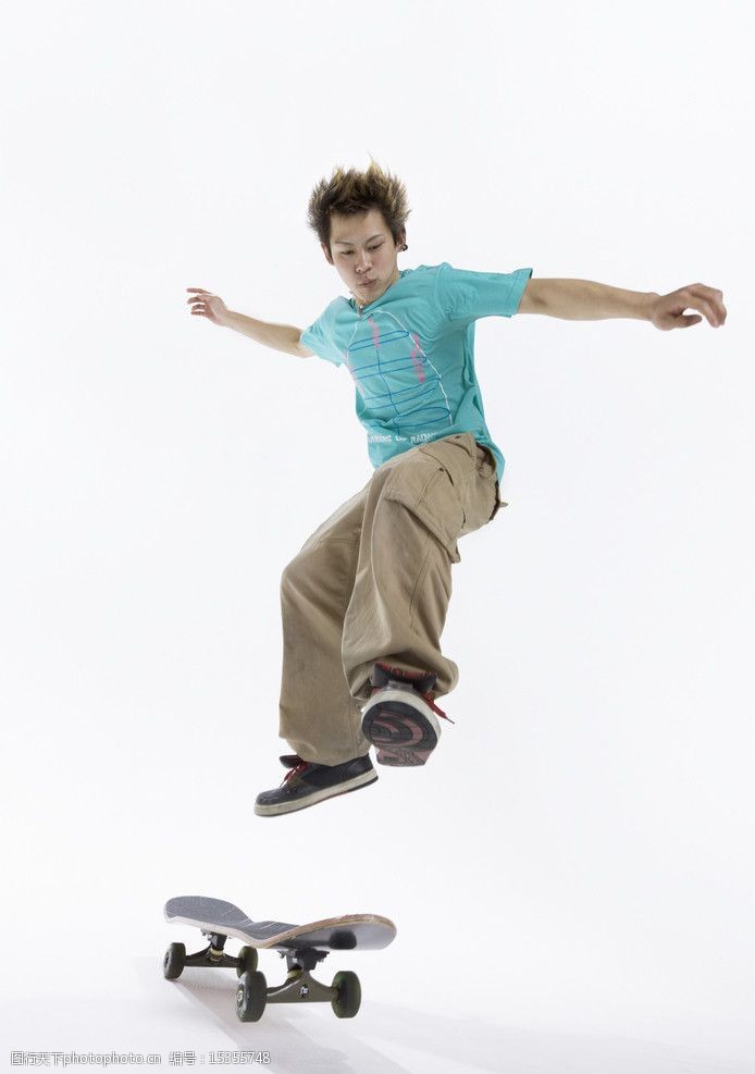 快乐的生活玩滑板车的大学生图片