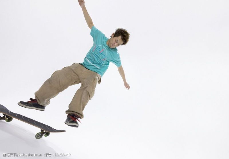 快乐的生活玩滑板车的大学生图片