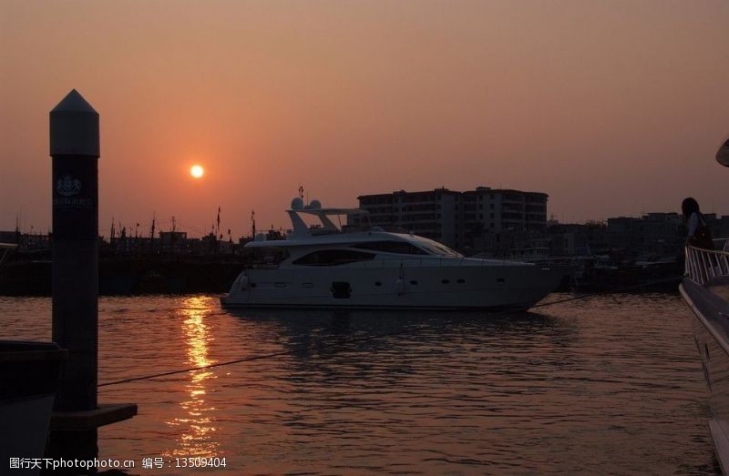 通州夕阳下的海星游艇图片
