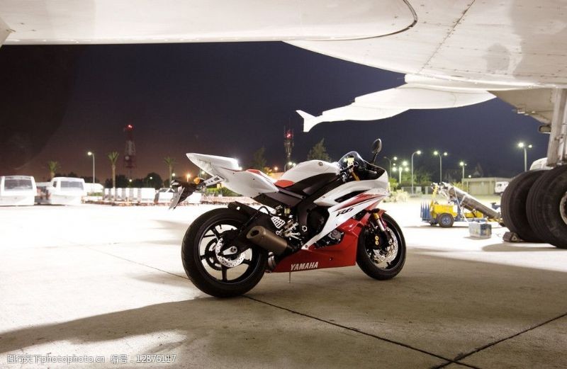 雅马哈飞机下的摩托车图片