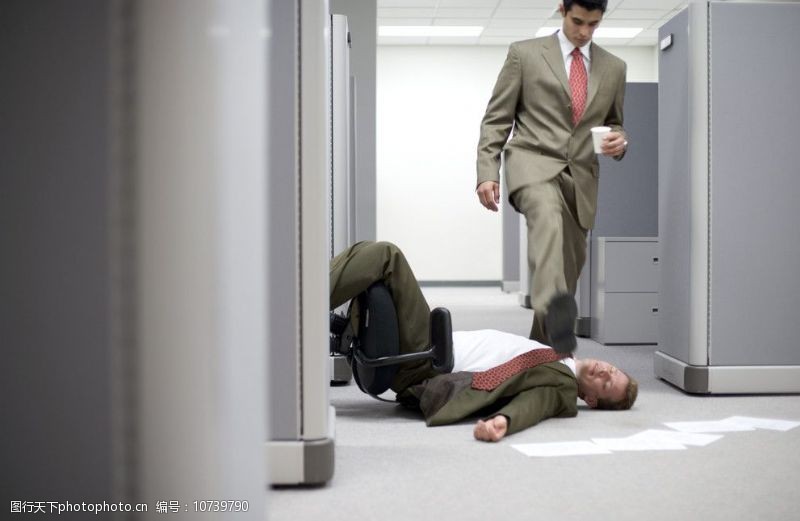 职业男性躺在地上的白领图片