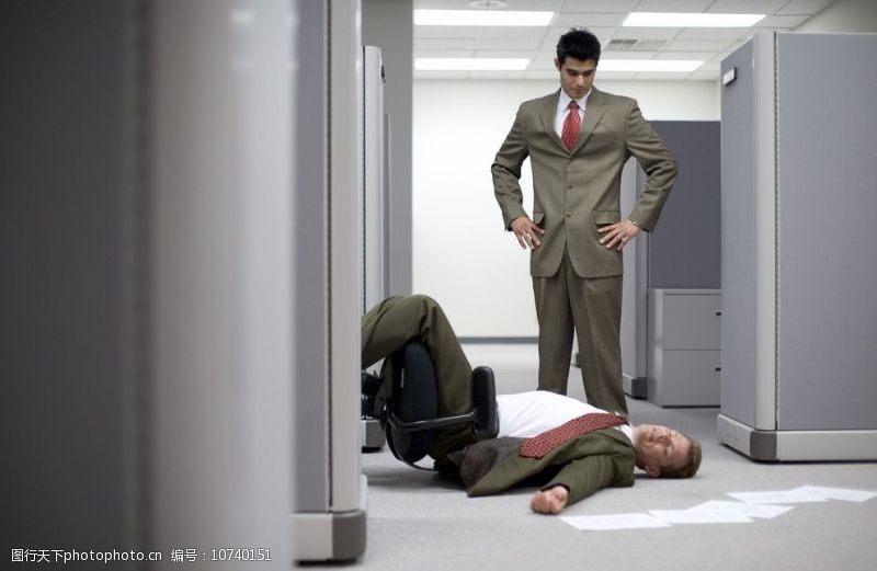 职业男性躺在地上的务人士图片