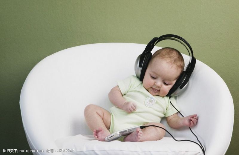 音乐男孩听音乐的小宝宝图片