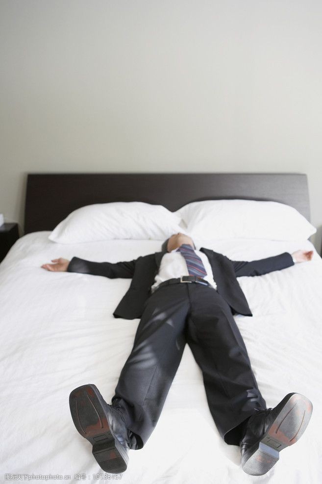 职业男性躺在床上的白领图片