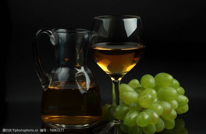 高脚杯美酒葡萄酒图片