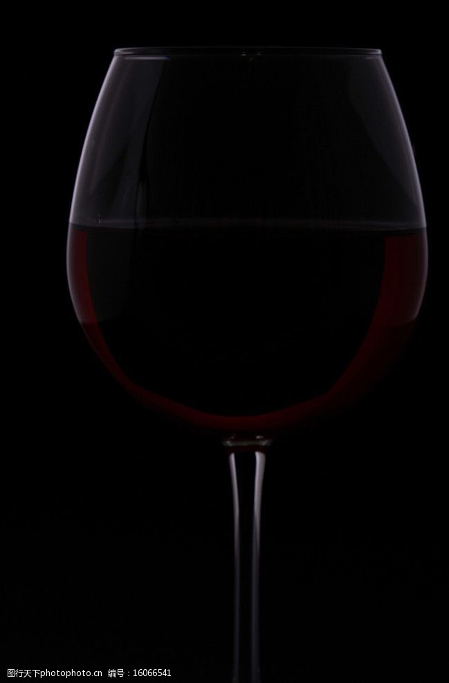 高脚杯红葡萄酒图片