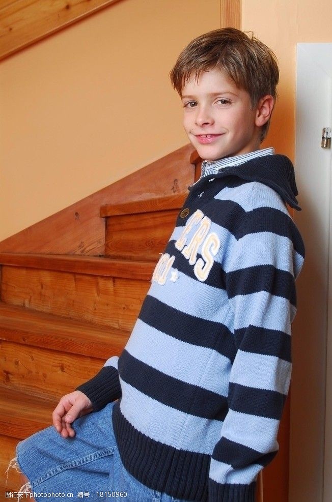 牛仔服装模特儿站在楼梯边微笑的男孩图片