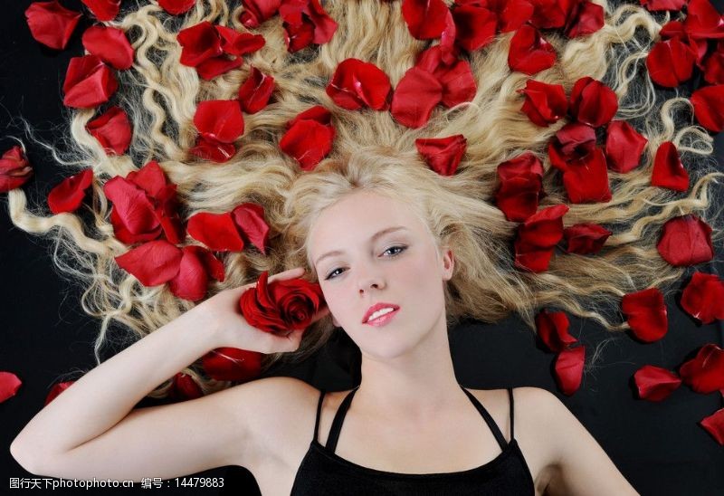 美力在雅芳玫瑰花瓣上的女人图片