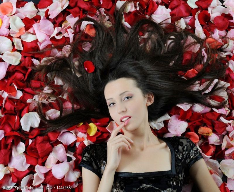 美力在雅芳躺在玫瑰花瓣上的女人图片