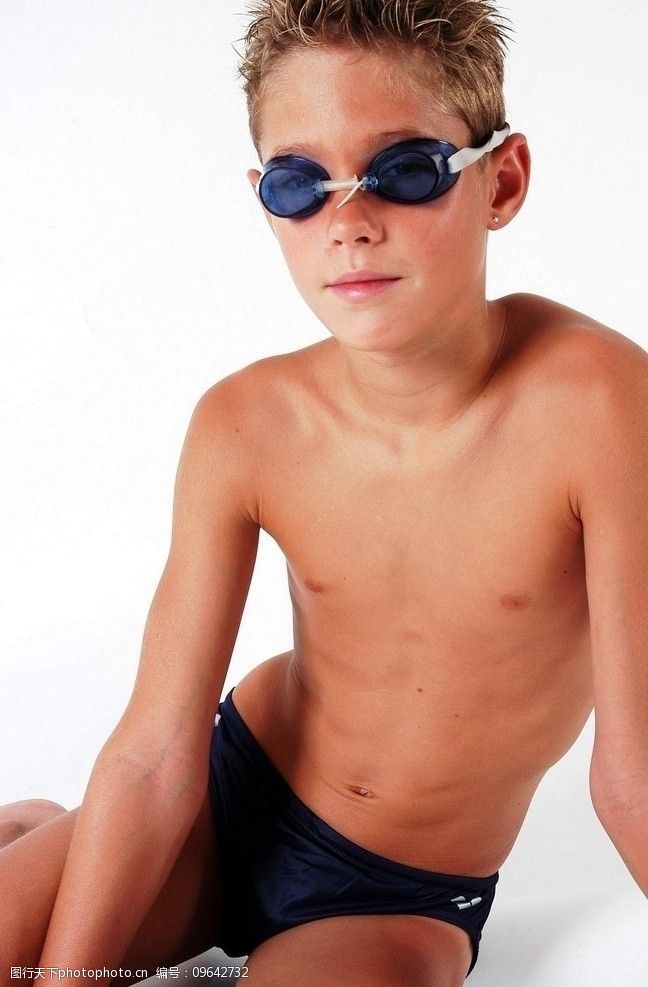穿泳裤的男孩穿泳装的男孩图片