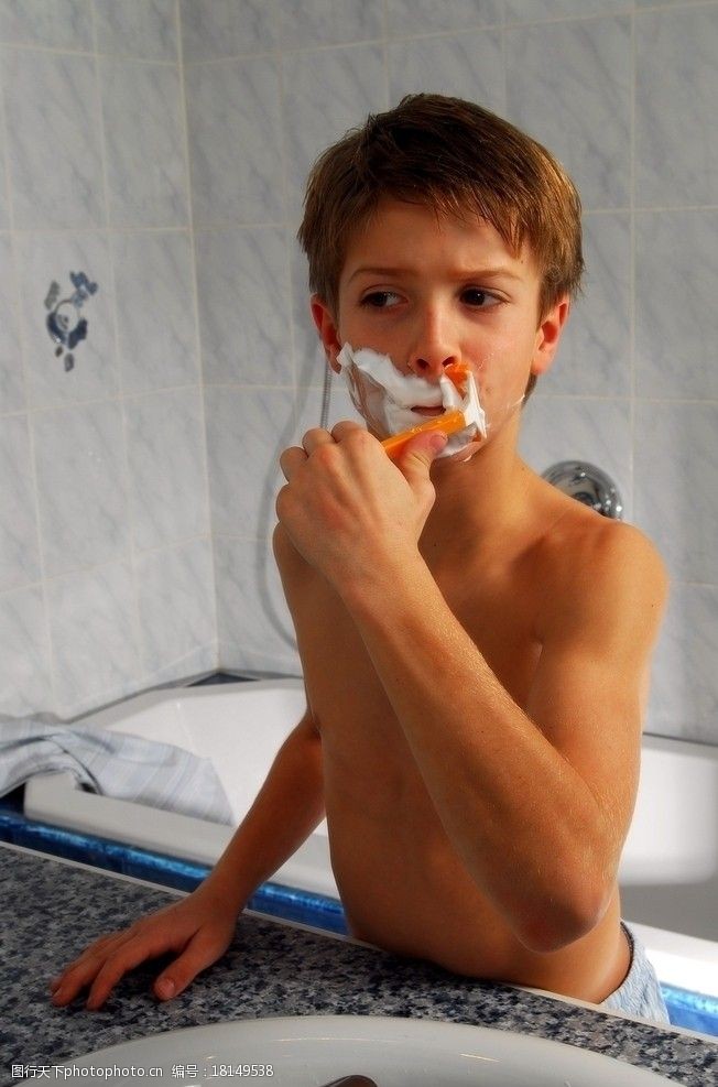盥洗刮胡子的男孩图片