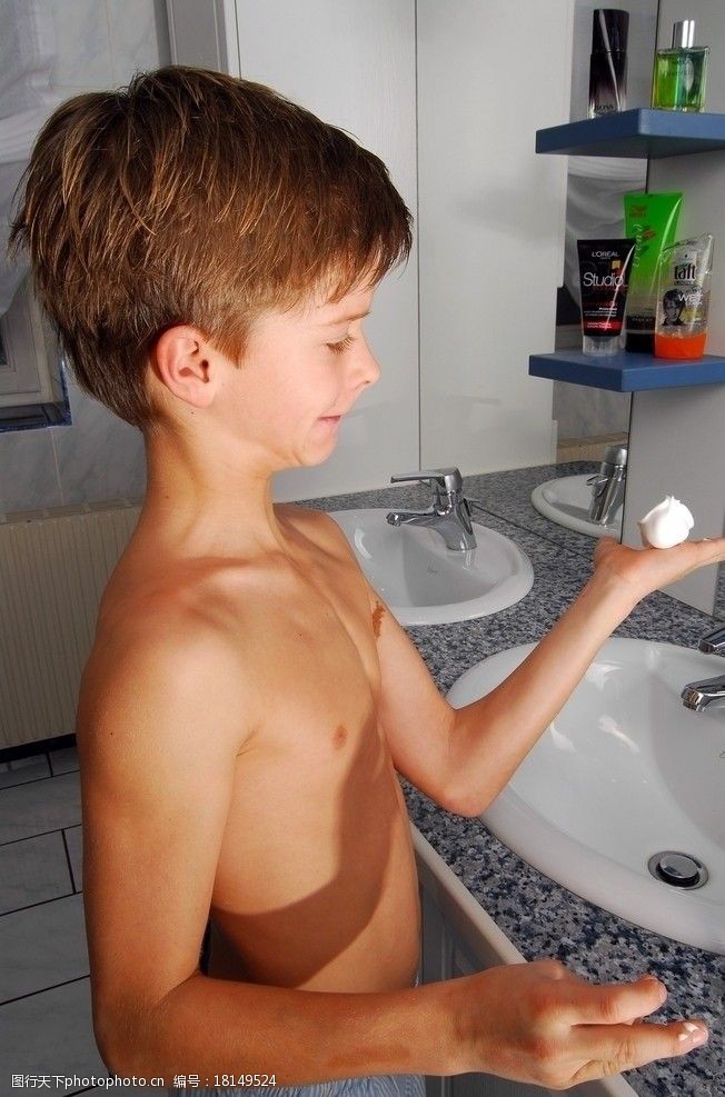 盥洗手拿剃须泡沫的男孩图片