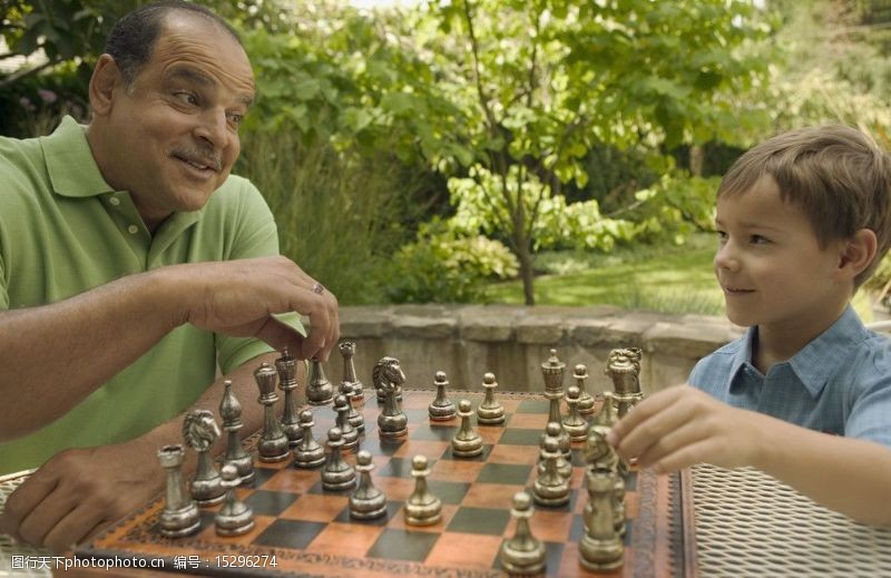 下棋人父亲与孩子图片