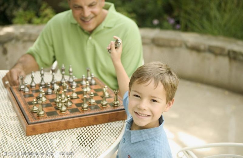 下棋人父亲与孩子图片