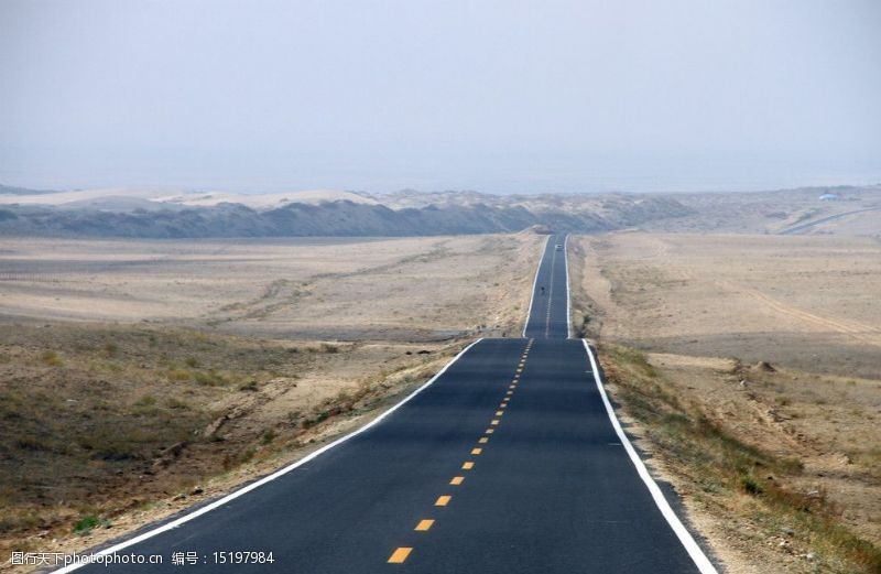 蜿蜒新疆公路图片