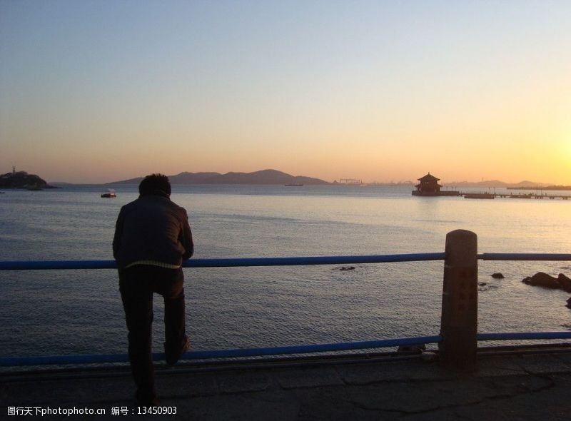 青岛夕阳夕阳下的栈桥图片