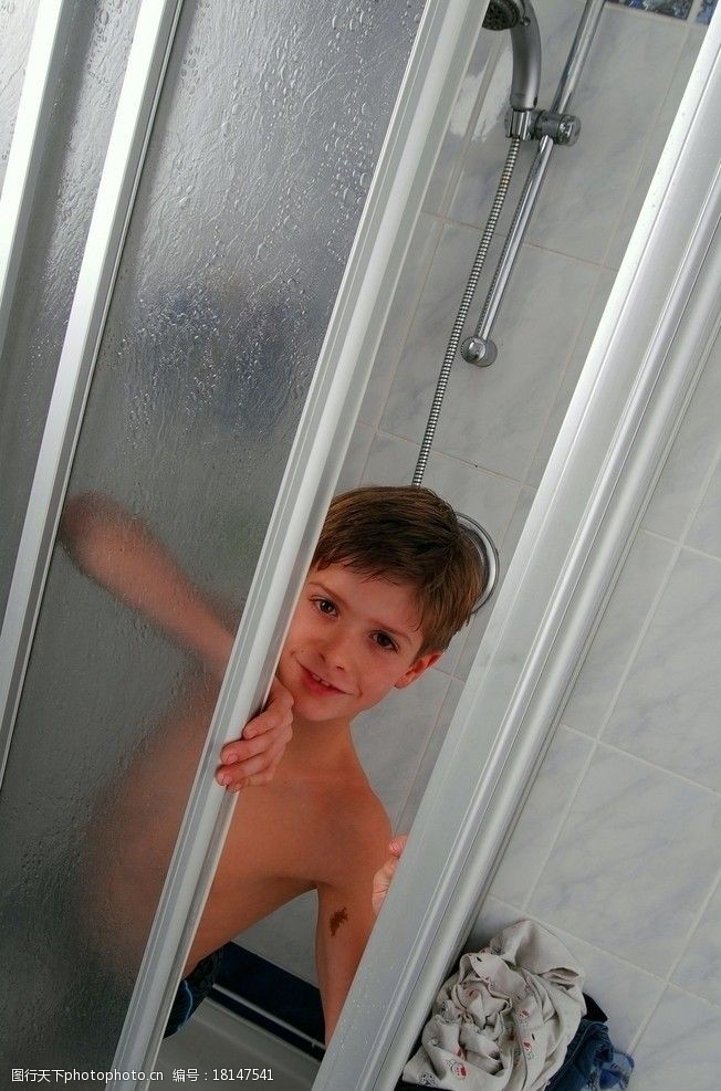 西门子推开浴室移门的男孩图片