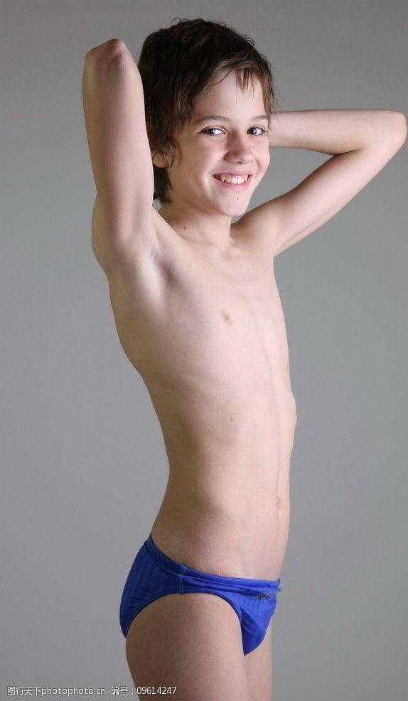 穿泳裤的男孩穿蓝色泳裤的男孩图片