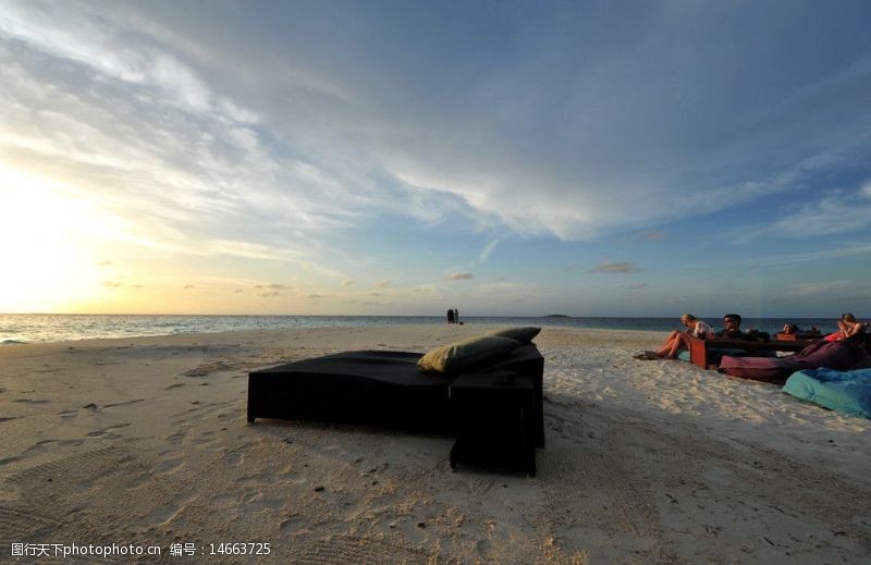 金色沙滩夜幕下马尔代夫的沙滩图片