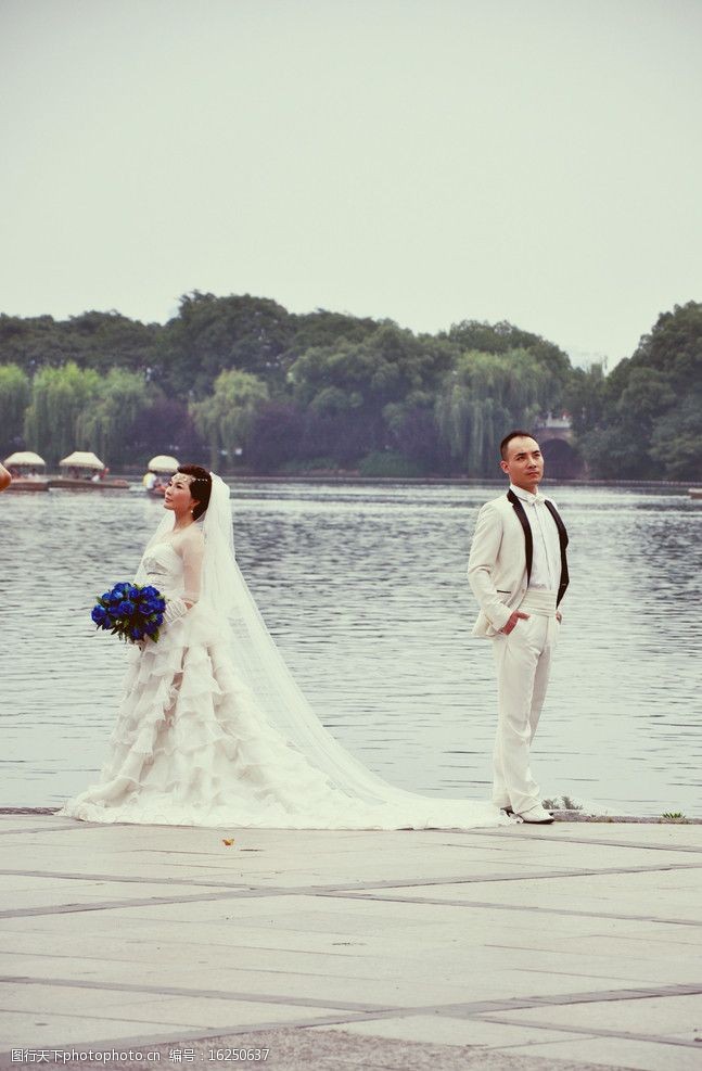 杭州婚纱摄影西湖边的婚纱照图片