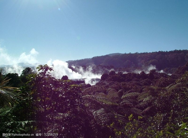 远眺烈日下的火山温泉图片