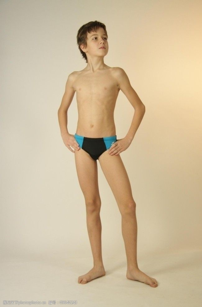 穿泳裤的男孩穿着游泳短裤的男孩图片
