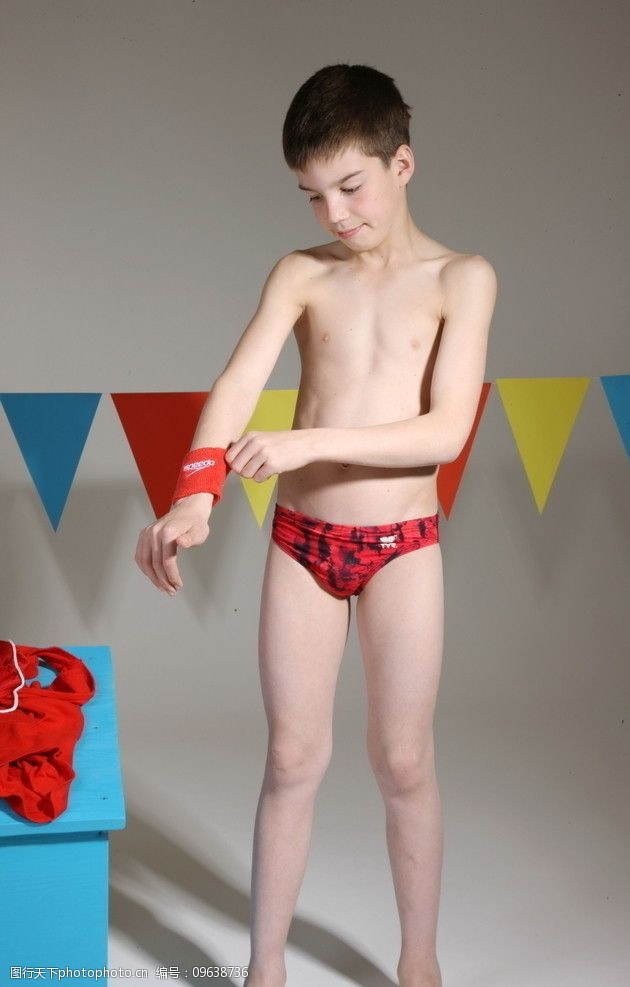 穿泳裤的男孩穿着泳装的男孩图片
