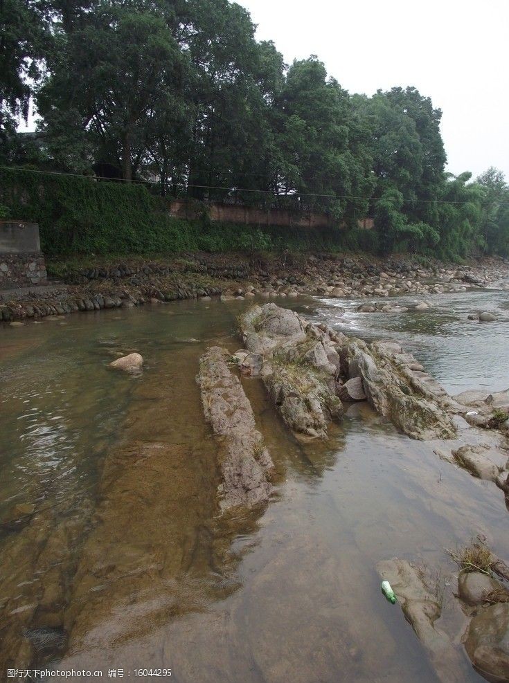 邛崃水口镇河水中的怪石图片