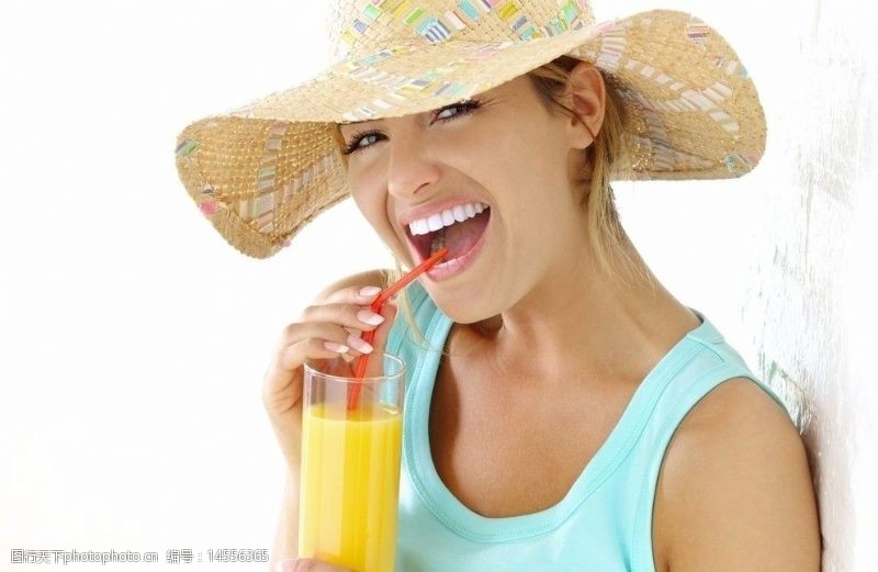 解渴美女喝橙汁图片