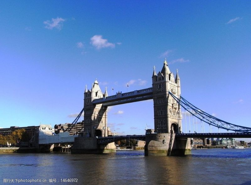 宽阔伦敦泰晤士河塔桥图片