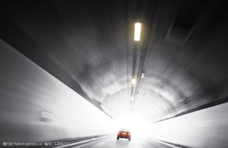 奔驰汽车隧道中的豪车图片